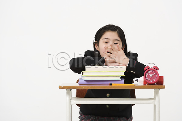 피곤 10대 십대여자한명만 여자 한국인 한명 JPG 앞모습 포토 교복 상반신 스튜디오촬영 실내 앉기 여러권 여중생 여학생 의자 책 책상 탁상시계 하품 학생