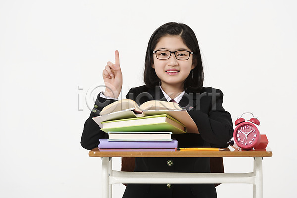 10대 십대여자한명만 여자 한국인 한명 JPG 앞모습 포토 검지손가락 교복 미소(표정) 상반신 스튜디오촬영 실내 안경낌 앉기 여러권 여중생 여학생 연필 의자 책 책상 탁상시계 학생