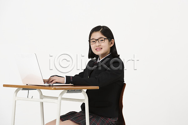 10대 십대여자한명만 여자 한국인 한명 JPG 옆모습 포토 교복 노트북 미소(표정) 상반신 스튜디오촬영 실내 안경낌 앉기 여중생 여학생 의자 책상 학생