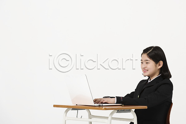 10대 십대여자한명만 여자 한국인 한명 JPG 옆모습 포토 교복 노트북 미소(표정) 상반신 스튜디오촬영 실내 앉기 여중생 여학생 의자 책상 학생
