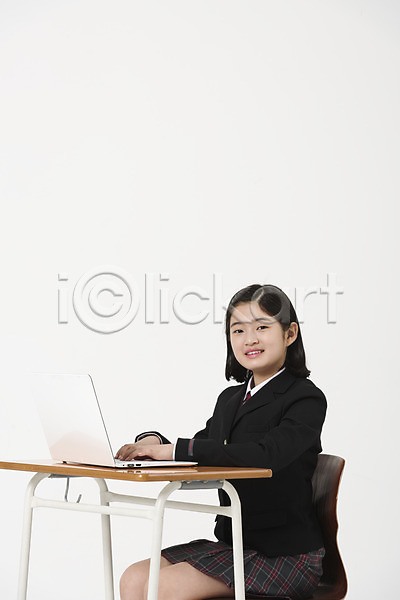 10대 십대여자한명만 여자 한국인 한명 JPG 옆모습 포토 교복 노트북 미소(표정) 상반신 스튜디오촬영 실내 앉기 여중생 여학생 의자 책상 학생