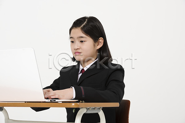 10대 십대여자한명만 여자 한국인 한명 JPG 옆모습 포토 교복 노트북 상반신 스튜디오촬영 실내 앉기 여중생 여학생 응시 의자 책상 학생