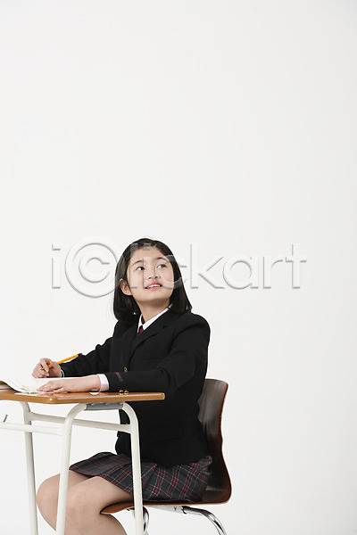10대 십대여자한명만 여자 한국인 한명 JPG 옆모습 포토 교복 미소(표정) 상반신 스튜디오촬영 실내 앉기 여중생 여학생 연필 올려보기 응시 의자 책 책상 학생