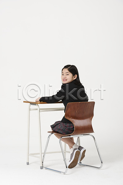 10대 십대여자한명만 여자 한국인 한명 JPG 뒷모습 포토 교복 뒤돌아보기 미소(표정) 스튜디오촬영 실내 앉기 여중생 여학생 의자 전신 책상 학생