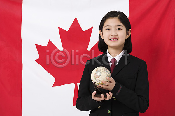 10대 십대여자한명만 여자 한국인 한명 JPG 앞모습 포토 교복 미소(표정) 상반신 서기 스튜디오촬영 실내 여중생 여학생 지구본 캐나다국기 학생