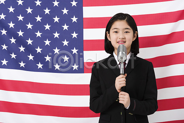 10대 십대여자한명만 여자 한국인 한명 JPG 앞모습 포토 교복 마이크 말하기 미소(표정) 발표 상반신 서기 성조기 스튜디오촬영 실내 여중생 여학생 영어 학생