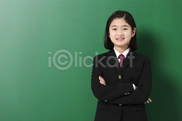 10대 십대여자한명만 여자 한국인 한명 JPG 앞모습 포토 교복 미소(표정) 상반신 서기 스튜디오촬영 실내 여중생 여학생 칠판 팔짱 포즈 학생