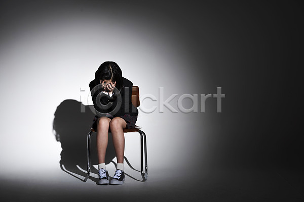 고독 고민 10대 십대여자한명만 여자 한국인 한명 JPG 앞모습 포토 교복 그림자 스튜디오촬영 실내 앉기 어둠 얼굴가리기 여중생 여학생 의자 전신 학생