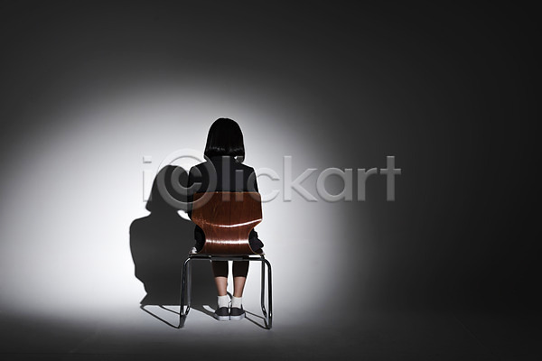 고독 고민 10대 십대여자한명만 여자 한국인 한명 JPG 뒷모습 포토 교복 그림자 스튜디오촬영 실내 앉기 어둠 여중생 여학생 의자 전신 학생