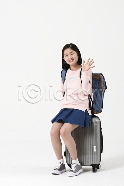 10대 십대여자한명만 여자 한국인 한명 JPG 앞모습 포토 미소(표정) 백팩 손인사 스튜디오촬영 실내 앉기 여중생 여학생 유학 전신 캐리어 캐주얼