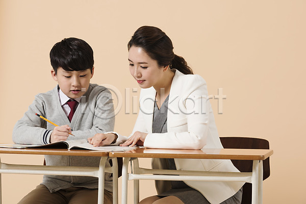 10대 30대 남자 두명 성인 여자 한국인 JPG 앞모습 포토 가르침 교복 교사 남중생 남학생 상반신 스튜디오촬영 실내 앉기 연필 응시 의자 책 책상 학생
