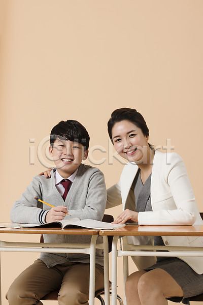 10대 30대 남자 두명 성인 여자 한국인 JPG 앞모습 포토 가르침 교복 교사 남중생 남학생 미소(표정) 상반신 스튜디오촬영 실내 앉기 어깨에손 연필 의자 책 책상 학생