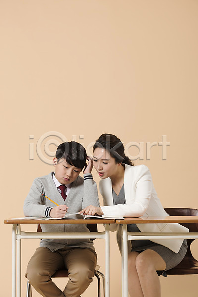 10대 30대 남자 두명 성인 여자 한국인 JPG 앞모습 포토 가르침 가리킴 교복 교사 남중생 남학생 상반신 설명 스튜디오촬영 실내 앉기 의자 책 책상 펜 학생