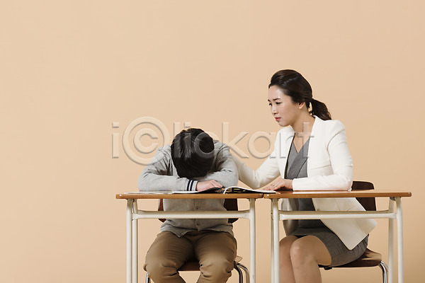 위로 좌절 10대 30대 남자 두명 성인 여자 한국인 JPG 앞모습 포토 교복 교사 남중생 남학생 상반신 스튜디오촬영 실내 쓰다듬기 앉기 엎드리기 의자 책 책상 학생
