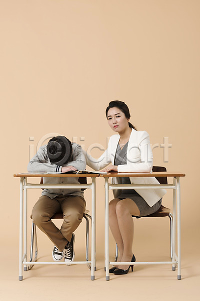 위로 좌절 10대 30대 남자 두명 성인 여자 한국인 JPG 앞모습 포토 교복 교사 남중생 남학생 스튜디오촬영 실내 쓰다듬기 앉기 엎드리기 의자 전신 책상 학생