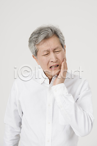 고통 60대 남자 노년 노인남자한명만 사람 한국인 한명 JPG 앞모습 포토 상반신 서기 스튜디오촬영 실내 찡그림 치통
