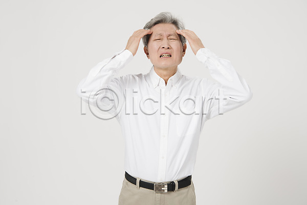 고통 60대 남자 노년 노인남자한명만 사람 한국인 한명 JPG 앞모습 포토 두통 상반신 서기 스튜디오촬영 실내 찡그림