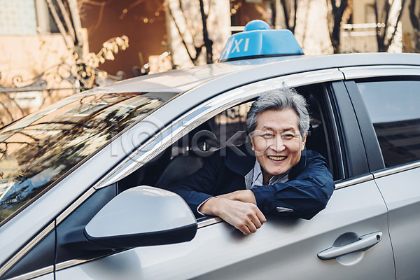 실버취업 휴식 60대 남자 노년 노인남자한명만 사람 한국인 한명 JPG 앞모습 포토 미소(표정) 상반신 야외 운전사 운전석 응시 주간 창문 택시 택시기사