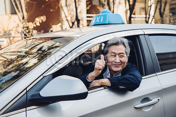 실버취업 60대 남자 노년 노인남자한명만 사람 한국인 한명 JPG 앞모습 포토 미소(표정) 상반신 손짓 야외 운전사 운전석 주간 창문 최고 택시 택시기사