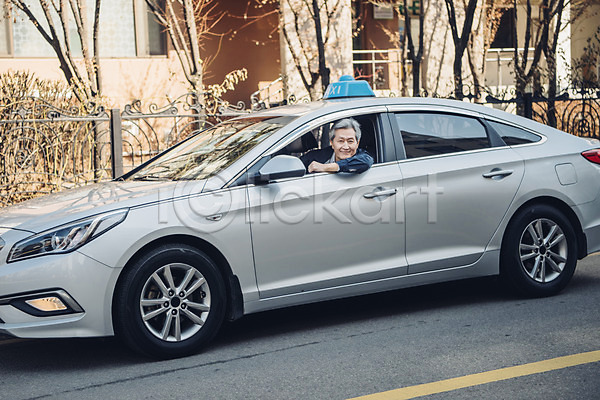 실버취업 60대 남자 노년 노인남자한명만 사람 한국인 한명 JPG 앞모습 포토 도로 상반신 야외 운전사 운전석 응시 주간 창문 택시 택시기사