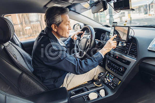 실버취업 60대 남자 노년 노인남자한명만 사람 한국인 한명 JPG 옆모습 포토 네비게이션 상반신 야외 운전 운전사 운전석 조작 주간 택시 택시기사