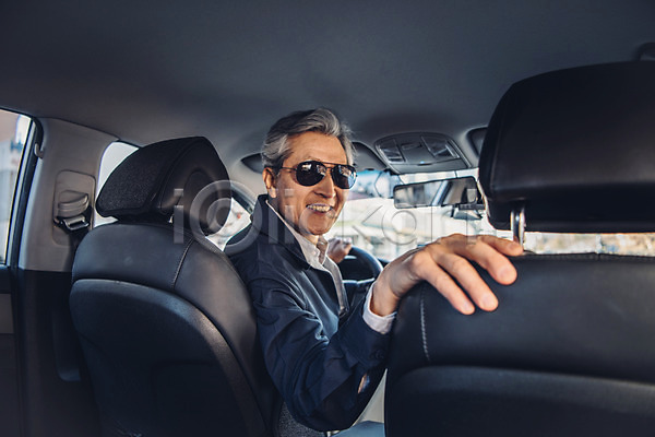 실버취업 60대 남자 노년 노인남자한명만 사람 한국인 한명 JPG 앞모습 포토 뒤돌아보기 상반신 선글라스 야외 운전 운전사 운전석 웃음 주간 택시 택시기사