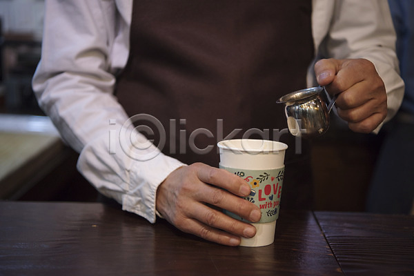 실버취업 60대 남자 노년 사람 신체부위 한국인 한명 JPG 근접촬영 앞모습 포토 바리스타 붓기 상반신 서기 손 손짓 실내 에스프레소 에스프레소잔 제조 카페 커피잔