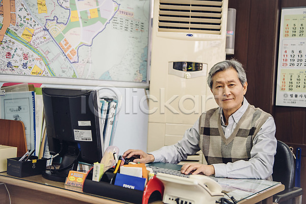 실버취업 60대 남자 노년 노인남자한명만 사람 한국인 한명 JPG 앞모습 포토 부동산 부동산중개업 부동산중개인 사무실 상반신 실내 앉기 에어컨 전화기 지도 책상 컴퓨터