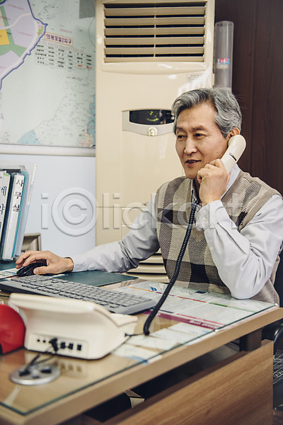 실버취업 60대 남자 노년 노인남자한명만 사람 한국인 한명 JPG 앞모습 포토 마우스 부동산 부동산중개업 부동산중개인 상반신 실내 앉기 전화기 책상 키보드 통화
