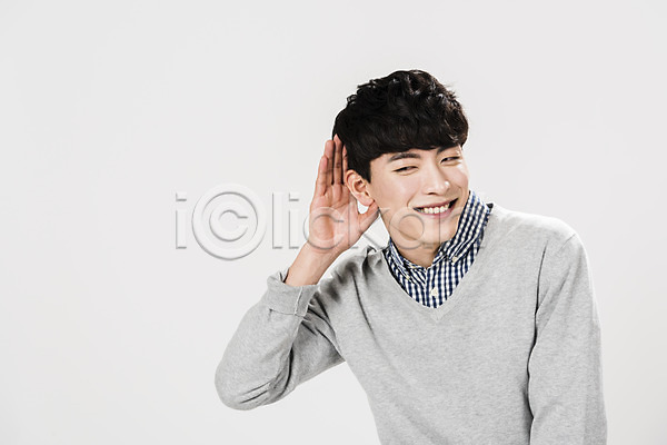 청춘(젊음) 20대 남자 사람 성인 성인남자한명만 한국인 한명 JPG 앞모습 포토 듣기 미소(표정) 상반신 서기 스튜디오촬영 실내
