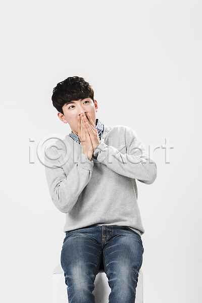 청춘(젊음) 20대 남자 사람 성인 성인남자한명만 한국인 한명 JPG 앞모습 포토 놀람 상반신 손모으기 스튜디오촬영 실내 앉기