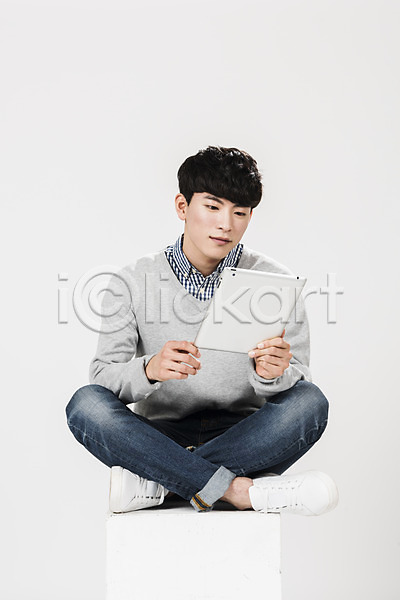 청춘(젊음) 20대 남자 사람 성인 성인남자한명만 한국인 한명 JPG 앞모습 포토 들기 스튜디오촬영 실내 앉기 응시 전신 태블릿