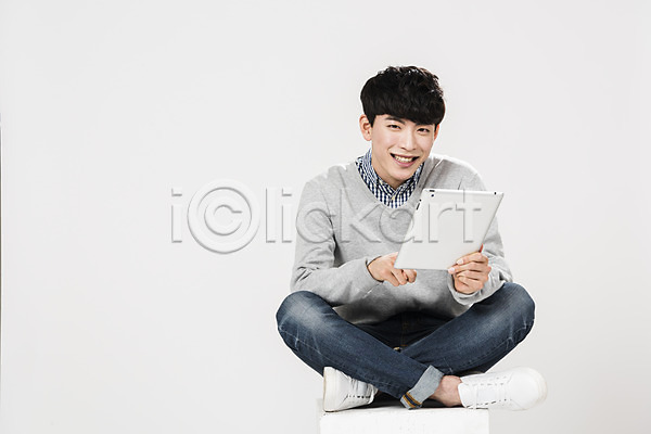 청춘(젊음) 20대 남자 사람 성인 성인남자한명만 한국인 한명 JPG 앞모습 포토 가부좌 들기 미소(표정) 스튜디오촬영 실내 앉기 전신 태블릿