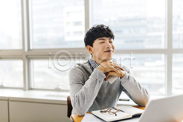 기쁨 청춘(젊음) 20대 남자 사람 성인 성인남자한명만 한국인 한명 JPG 앞모습 포토 강의실 공책 노트북 상반신 실내 안경 앉기 주간 창가 책상 핸드폰