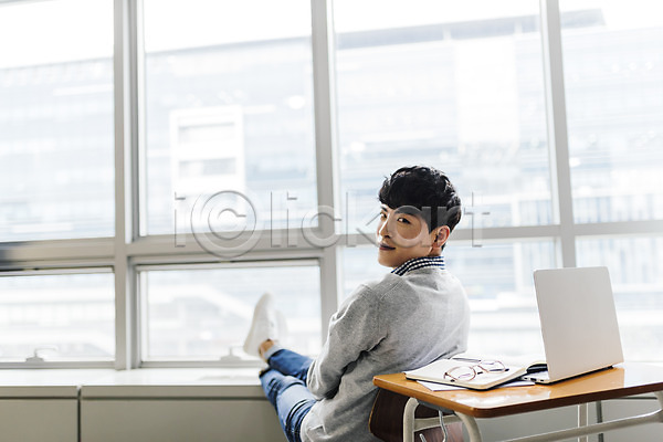 청춘(젊음) 20대 남자 사람 성인 성인남자한명만 한국인 한명 JPG 뒷모습 포토 강의실 노트북 뒤돌아보기 실내 안경 앉기 전신 주간 창가 책상