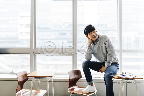 청춘(젊음) 20대 남자 사람 성인 성인남자한명만 한국인 한명 JPG 앞모습 포토 강의실 걸터앉기 실내 전신 주간 창가 책상
