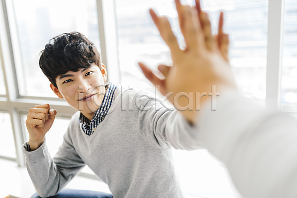 청춘(젊음) 20대 남자 두명 사람 성인 한국인 JPG 옆모습 포토 강의실 미소(표정) 상반신 실내 앉기 주간 창가 하이파이브