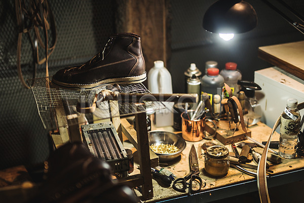 사람없음 JPG 근접촬영 포토 가위(도구) 가죽 도구 수제화 신발 실내 작업실 전등 제조 책상