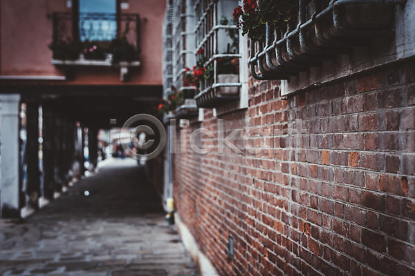 사람없음 JPG 아웃포커스 포토 건물 골목길 관광지 도시 베네치아 벽돌 야외 유럽 유럽풍경 이탈리아 주간 창문 풍경(경치) 해외 해외풍경 화분
