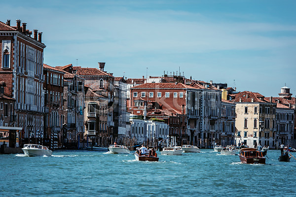 사람없음 JPG 포토 건물 곤돌라 관광지 배(교통) 베네치아 수로 야외 운하 유럽 유럽풍경 이탈리아 주간 풍경(경치) 하늘 해외 해외풍경