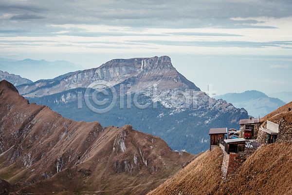 사람없음 JPG 포토 기차 기차역 산 산등성이 스위스 알프스 야외 여행 유럽 유럽풍경 자연 주간 풍경(경치) 하늘 해외 해외풍경