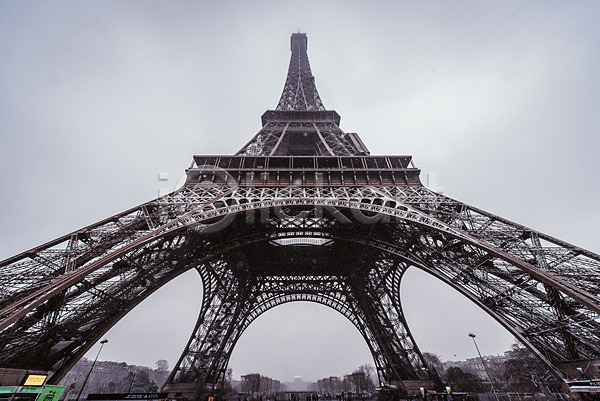 사람없음 JPG 로우앵글 포토 건물 랜드마크 야외 에펠탑 유럽 유럽풍경 주간 파리(프랑스) 풍경(경치) 프랑스 해외 해외풍경