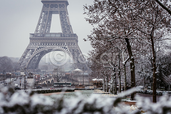 사람없음 JPG 아웃포커스 포토 건물 겨울 겨울풍경 나무 눈(날씨) 랜드마크 야외 에펠탑 유럽 유럽풍경 주간 파리(프랑스) 폭설 풍경(경치) 프랑스 해외 해외풍경