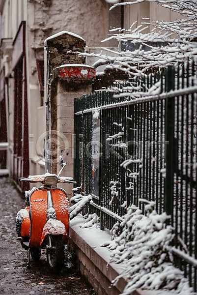 사람없음 JPG 아웃포커스 포토 거리 건물 겨울 겨울풍경 눈(날씨) 야외 오토바이 울타리 유럽 유럽풍경 주간 파리(프랑스) 풍경(경치) 프랑스 해외 해외풍경