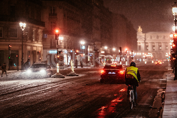 사람 한명 JPG 뒷모습 아웃포커스 포토 거리 건물 겨울 겨울풍경 눈(날씨) 도로 도시 야간 야경 야외 유럽 유럽풍경 자동차 자전거 전신 파리(프랑스) 풍경(경치) 프랑스 해외 해외풍경