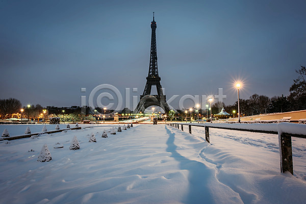 사람없음 JPG 포토 가로등 건물 겨울 겨울풍경 나무 눈(날씨) 랜드마크 야간 야경 야외 에펠탑 원근감 유럽 유럽풍경 파리(프랑스) 풍경(경치) 프랑스 해외 해외풍경