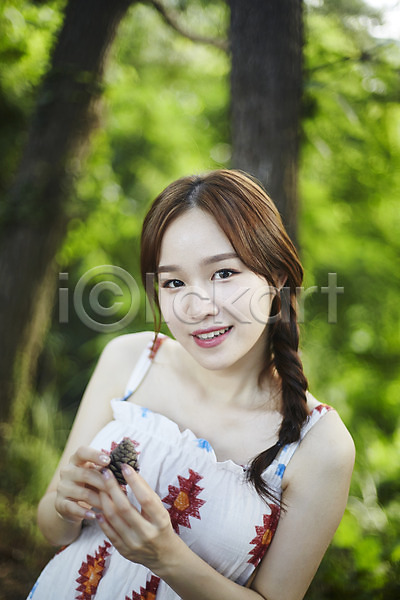 휴식 20대 사람 성인여자한명만 여자 한국인 한명 JPG 앞모습 포토 나무 들기 맑음 미소(표정) 비치웨어 상반신 서기 솔방울 숲 숲속 야외 여름(계절) 영흥도 응시 자연 힐링