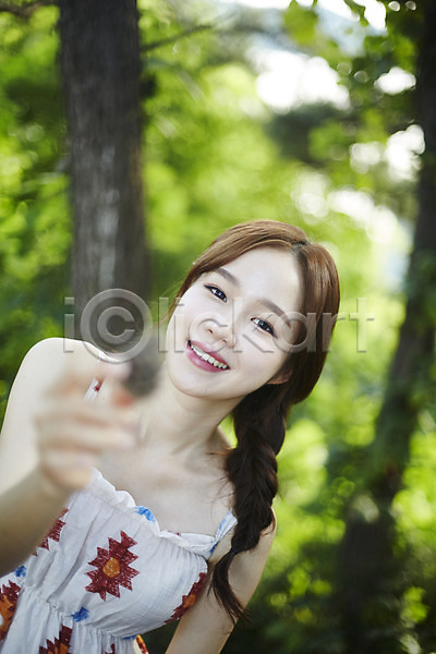 20대 사람 성인여자한명만 여자 한국인 한명 JPG 앞모습 포토 나무 들기 맑음 미소(표정) 비치웨어 상반신 손내밀기 솔방울 숲 숲속 야외 여름(계절) 영흥도 자연
