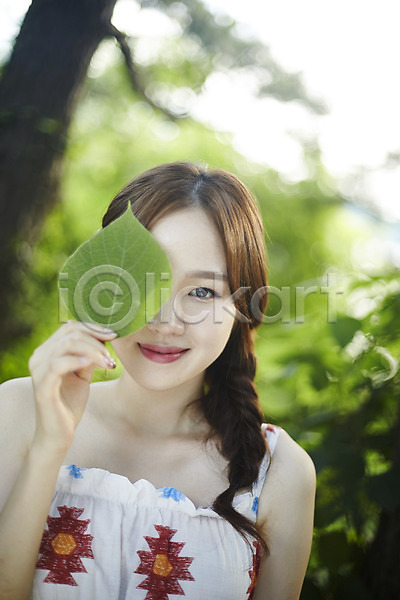 20대 사람 성인여자한명만 여자 한국인 한명 JPG 앞모습 포토 나무 나뭇잎 들기 맑음 미소(표정) 비치웨어 상반신 서기 야외 얼굴가리기 여름(계절) 영흥도 응시 자연 힐링