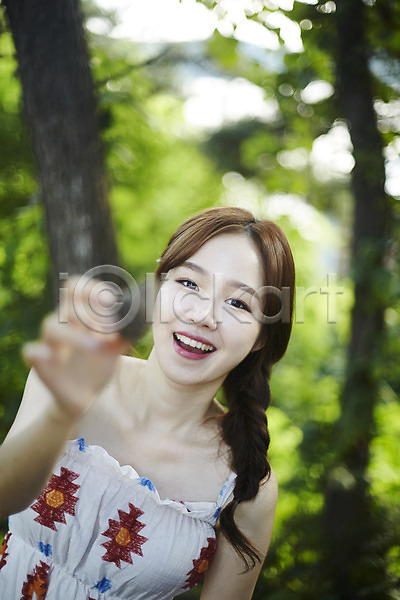 휴식 20대 사람 성인여자한명만 여자 한국인 한명 JPG 앞모습 포토 나무 들기 맑음 미소(표정) 비치웨어 상반신 서기 손내밀기 솔방울 숲 숲속 야외 여름(계절) 영흥도 자연 힐링